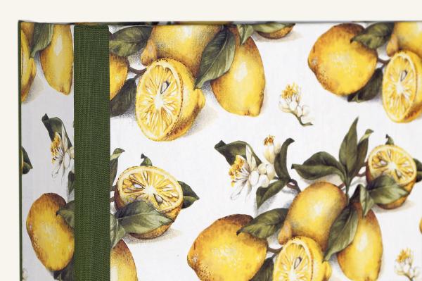 handgemachter Ordner aus fester Pappe mit Zitronenmotiv in realistischer Darstellung